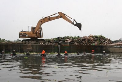 Equipes de limpeza retiram lixo de igarapés em Manaus/AM