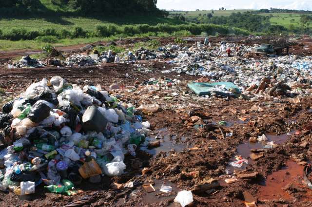 Grande parte dos municípios ainda usa lixões para destinação dos resíduos sólidos