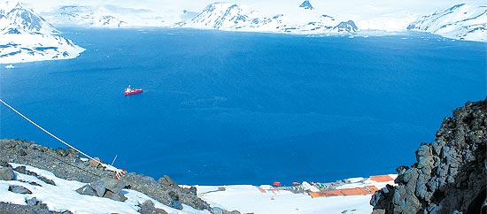 Lotada, estação de pesquisa antártica brasileira causa impacto 