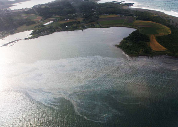 Vazamento de óleo atinge rio e provoca alerta na China