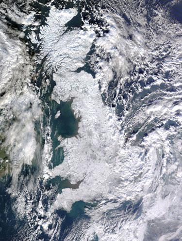 Imagem de satélite mostra Grã-Bretanha coberta de neve