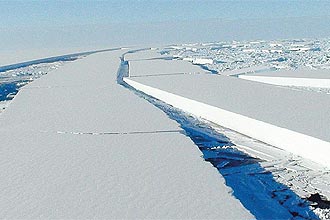 Ondas do Canadá abalam gelo da Antártida, indica estudo 