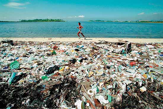 Baía de Guanabara (RJ) segue poluída após 15 anos de obras