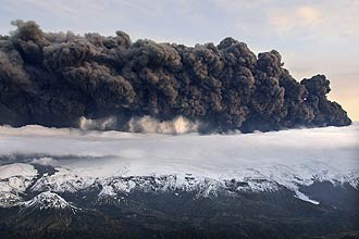 Erupção de vulcão na Islândia é pequena para aliviar aquecimento global 