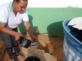 Em meio à seca, professoras tratam água para evitar doença de alunos